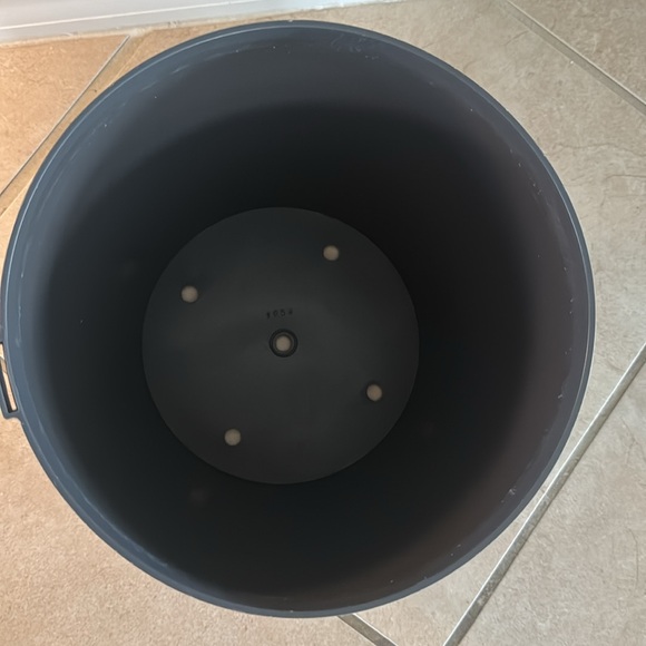 Plastic Holiday Planter 9.5” - Picture 3 of 3